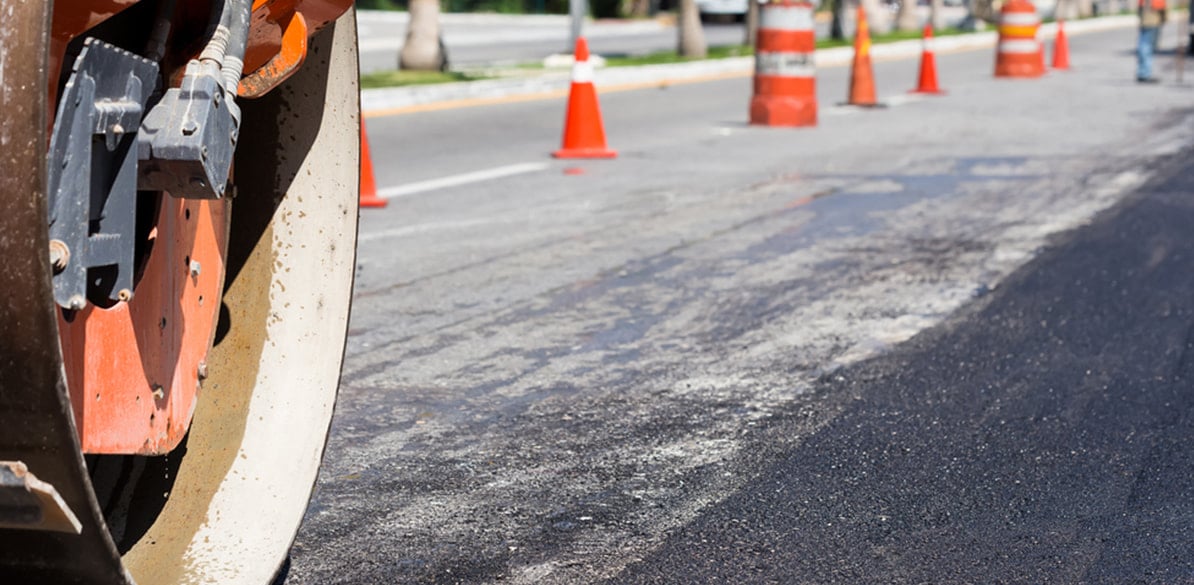 Tras una señal de obra se encuentran ellos, con trajes reflectantes y trabajando sobre la carretera, en plena autopista o autovía