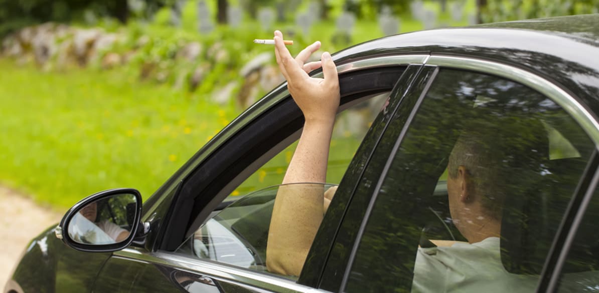 Cómo un conductor puede ser sancionado por fumar mientras conduce y cómo influye en la seguridad vial.