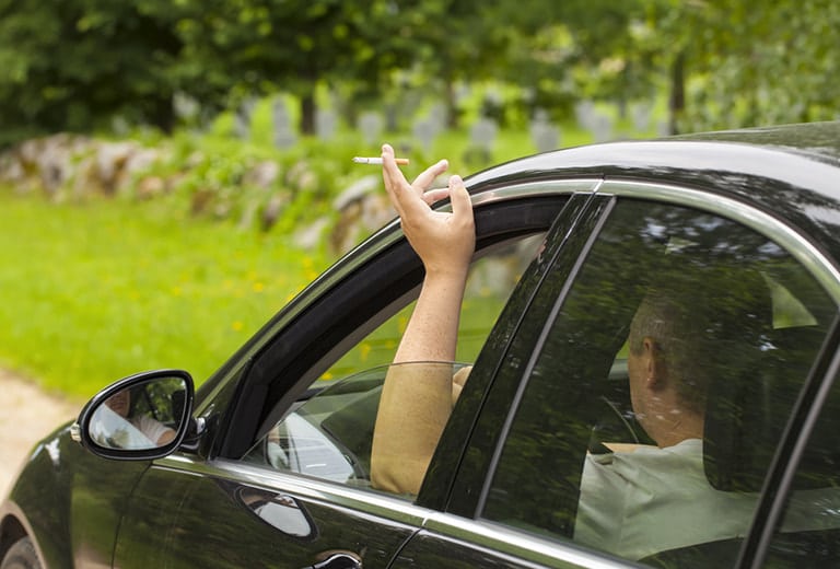 ¿Se puede sancionar por fumar mientras se conduce?
