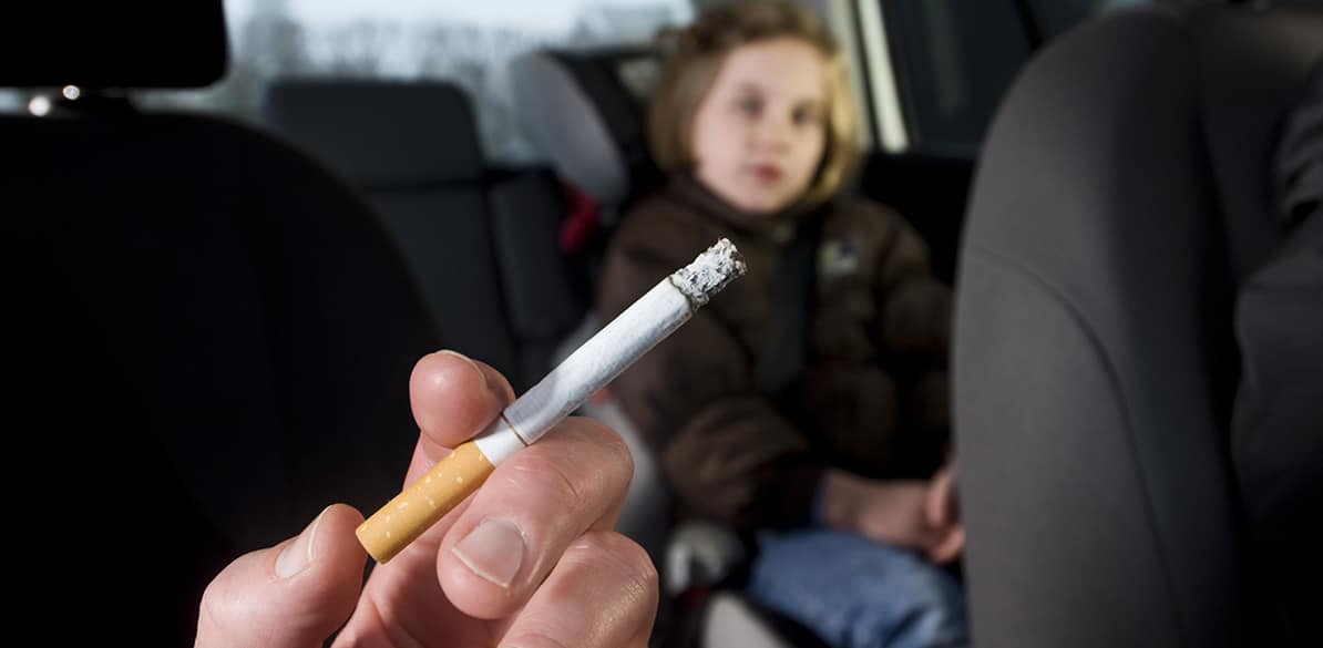 Fumar en el coche es una gran distracción para la conducción