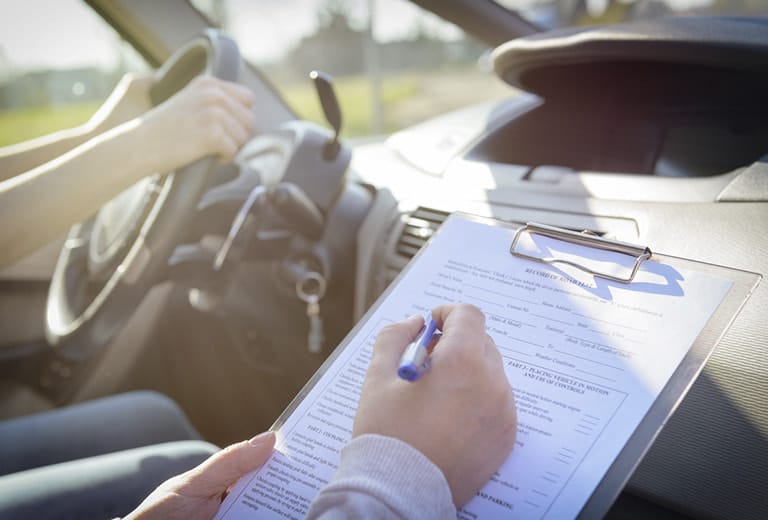 La tecnología ADAS llega a los vehículos utilizados en el examen de conducir de Tráfico