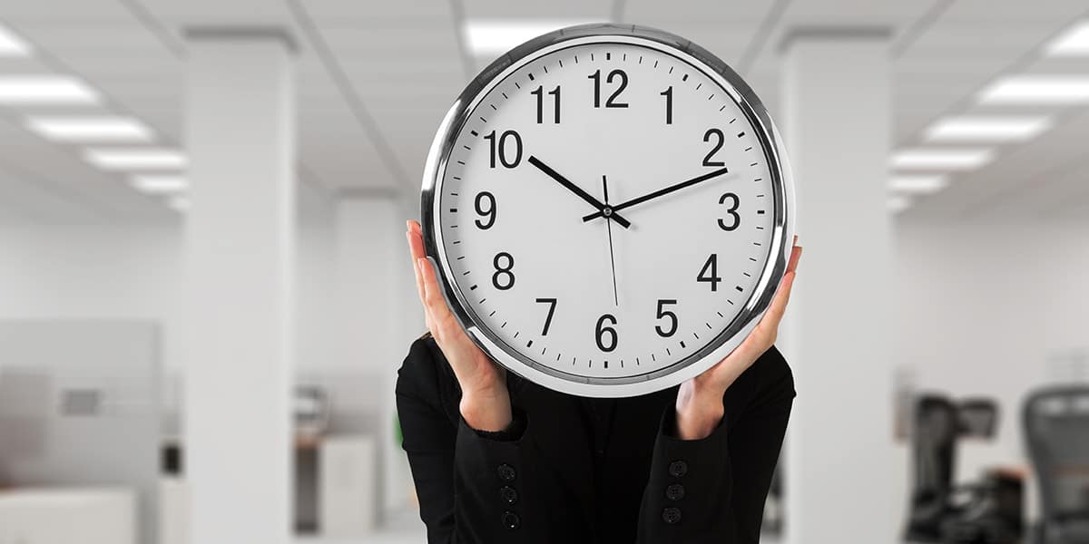 1 час раньше. Рабочие часы на белом фоне. Часы для контроля рабочего времени. Несколькими часами ранее. Долгие часы на работе.