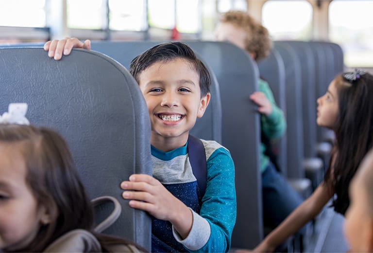 ¿Vuelta de tus hijos al colegio? Evita estos errores en el transporte escolar