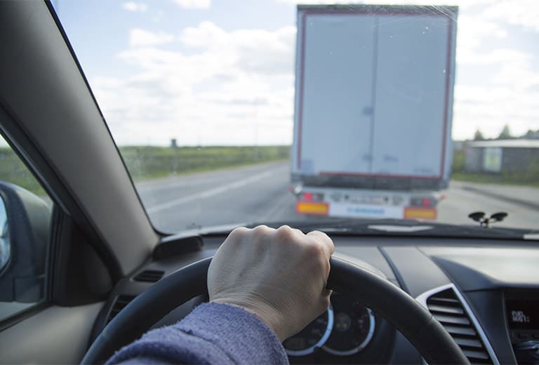 ¿Cómo actuar si te encuentras un vehículo pesado en carretera?