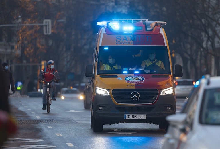Los vehículos en servicio de emergencia llevarán luces azules