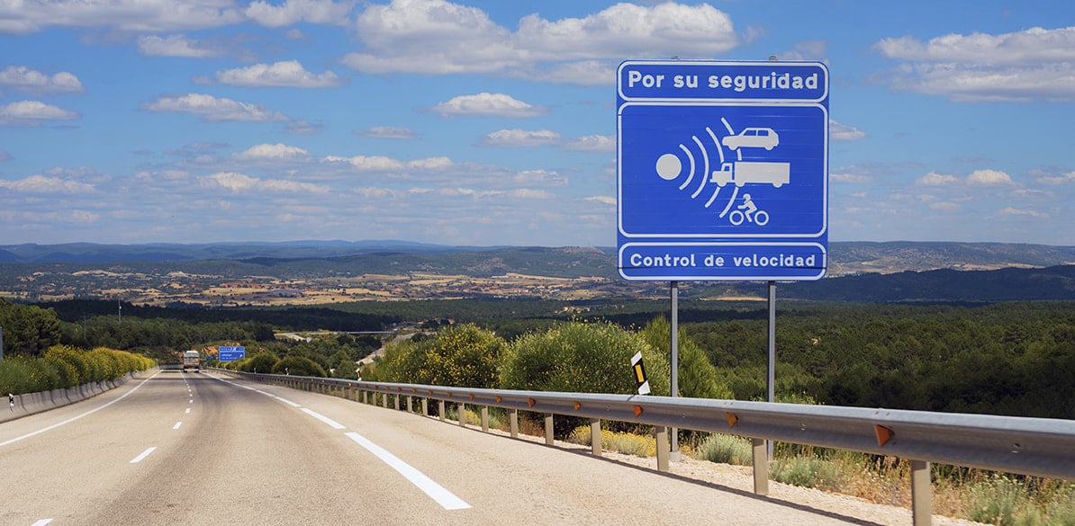 A qué velocidad puedo ir con mi furgoneta por una carretera convencional. ¿Y si es en autopista?