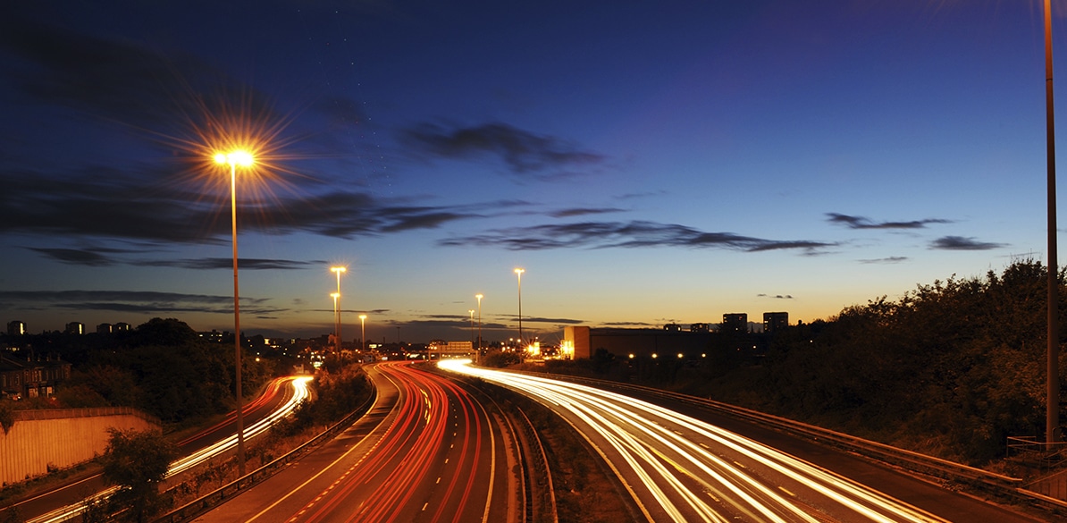 Descubre cómo enfrentar la escasa visibilidad al volante en otoño e invierno con estos  consejos prácticos para mejorar y asegurar que te vean en la carretera.