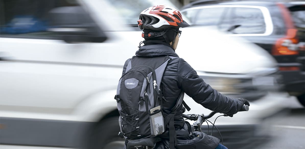 Obtención y análisis de datos cuantitativos, cualitativos y bajo el umbral de consciencia, sobre el nivel de percepción de los conductores de automóvil frente a la presencia del usuario de bicicleta.