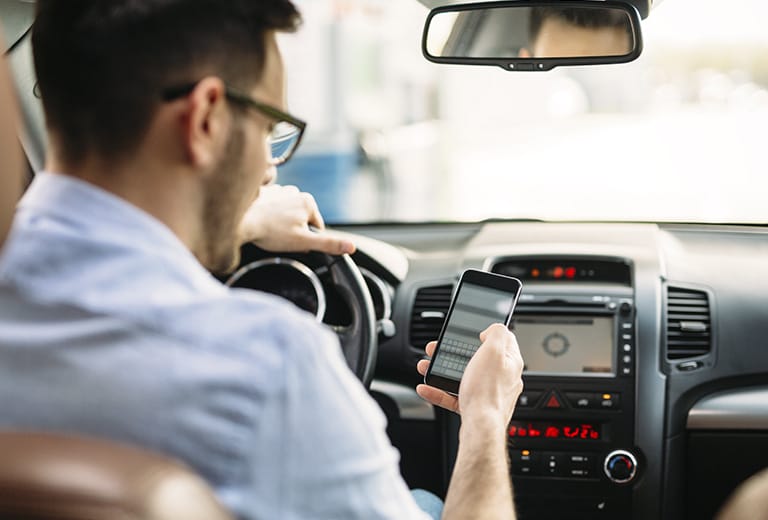En esta infografía ofrecemos 8 razones por las que no se debe utilizar el móvil al volante y hacemos hincapié en la necesidad de desconectarlo para conducir con total seguridad.