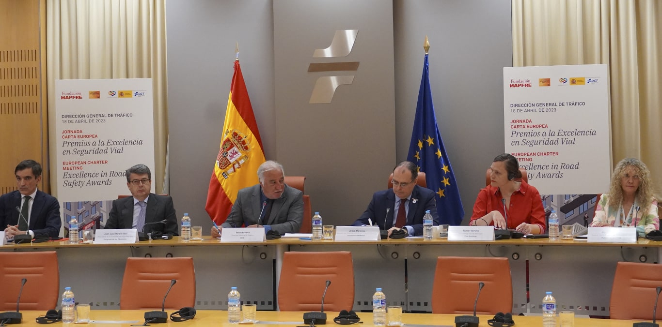Porque todos somos usuarios de la vía, ya sea como conductores, pasajeros o peatones, podemos contribuir a mejorar la seguridad vial.