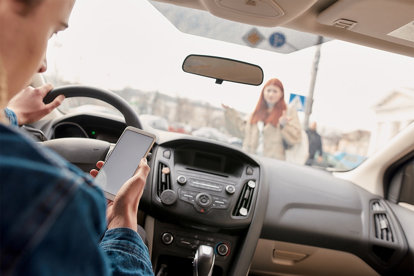 Con la última reforma de la Ley de Tráfico y Seguridad Vial no solo se sanciona el uso del móvil al volante, sino que también el hecho de sujetarlo con la mano.